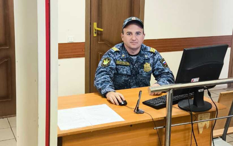 Судебный пристав оказал девушке неотложную помощь. Судебный пристав оказал девушке неотложную помощь.