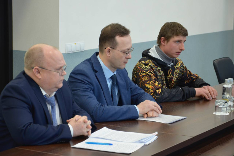 Начальник управления Генеральной прокуратуры Российской Федерации по Сибирскому федеральному округу Николай Рябов провел личный прием жителей Алтайского края. Начальник управления Генеральной прокуратуры Российской Федерации по Сибирскому федеральному округу Николай Рябов провел личный прием жителей Алтайского края.